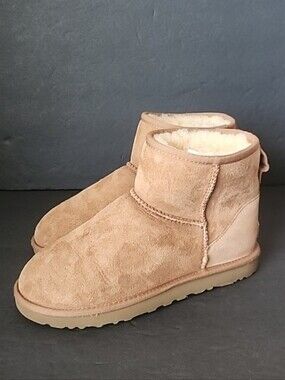 UGG Boots Size 8 Women’s  Chestnut